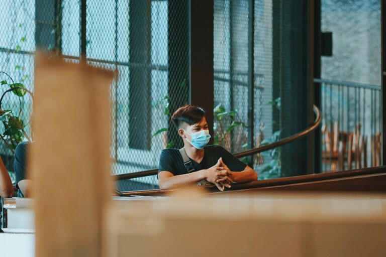 découvrez tout ce qu'il faut savoir sur le congé maladie : démarches, droits des salariés, indemnisation et conseils pour bien gérer votre absence au travail en cas de maladie.