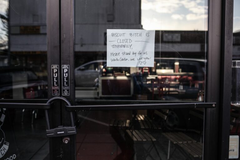 découvrez tout ce qu’il faut savoir sur la fermeture d’entreprise : démarches, aspects légaux, impacts financiers et conseils pour une cessation d’activité réussie.