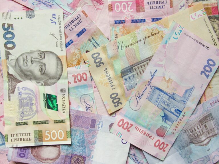 découvrez tout sur les frais de conversion de devises, comment ils sont calculés et comment les minimiser pour vos transactions internationales.