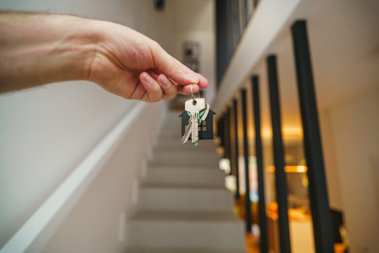 assurez votre maison avec nos solutions d'assurance habitation fiables et adaptées à vos besoins. protégez votre foyer contre les risques du quotidien en toute sérénité.